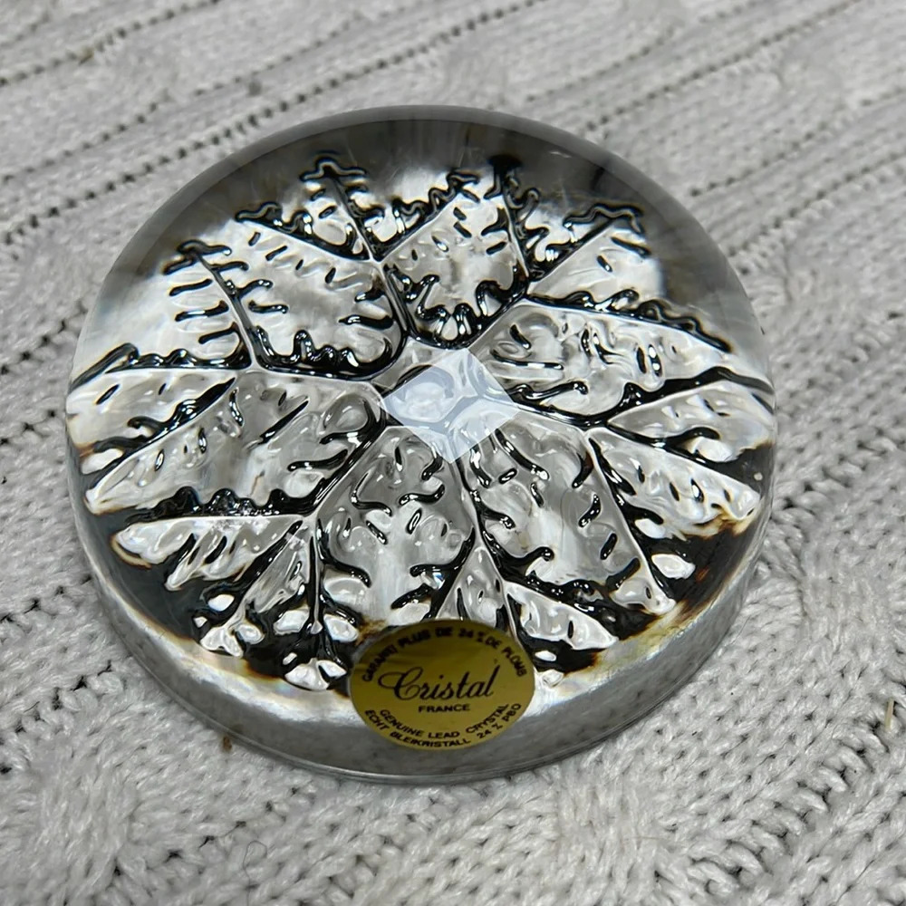 Cristal snowflake paperweight 24% genuine lead crystal 3.5” diameter  2” tall